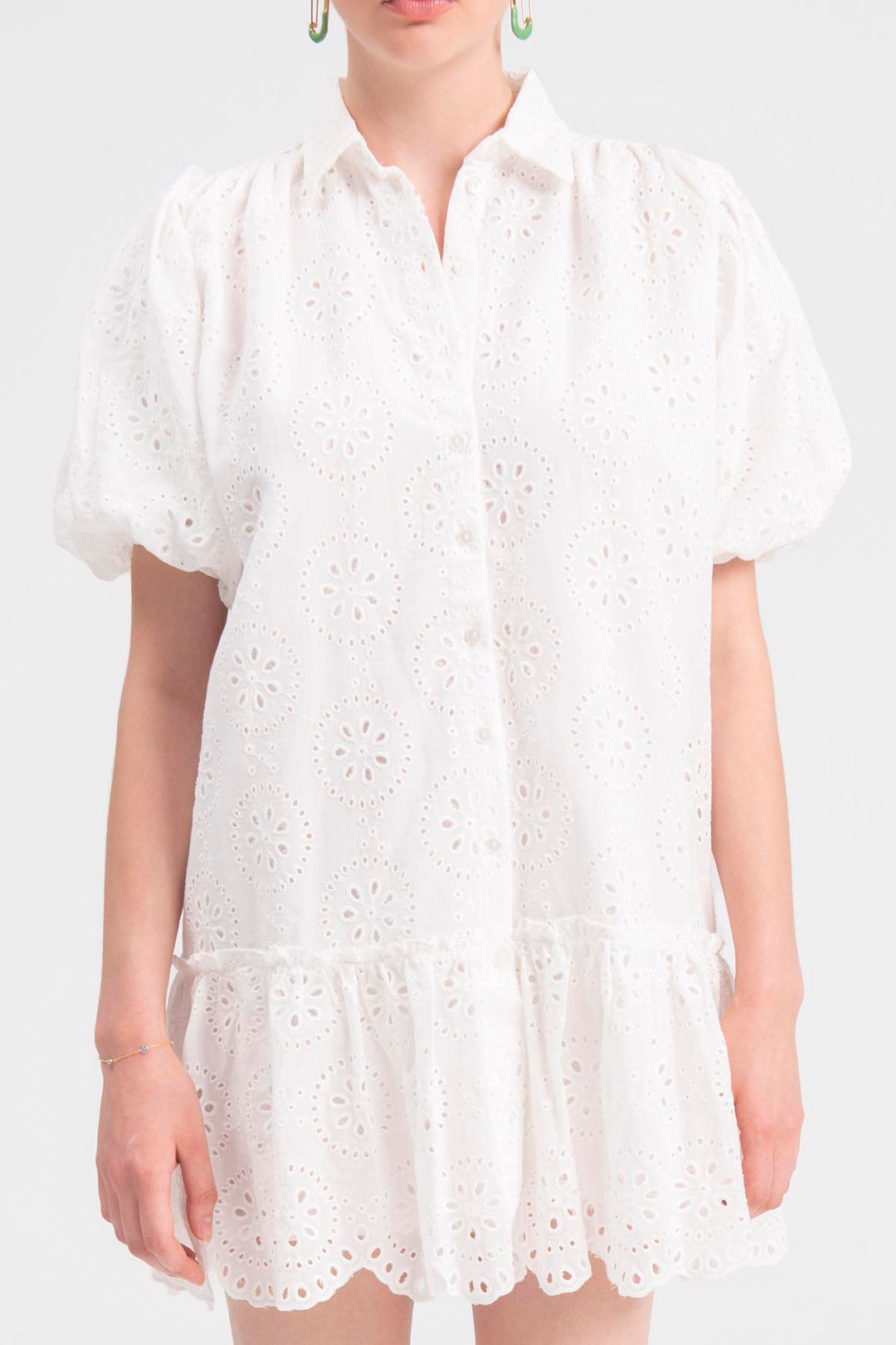 A women with balloon sleeve mini white dress