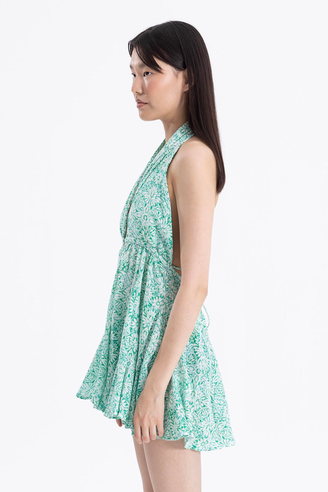 Side view of green mini dress with flared hem and fitted upper body – playful and flattering cut