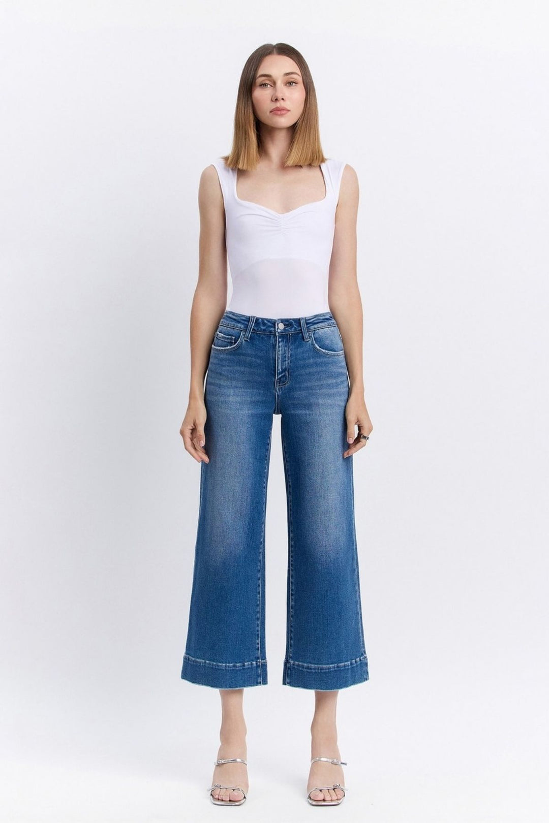 High-rise cropped wide-leg jeans in light blue wash with classic five-pocket style – casual chic