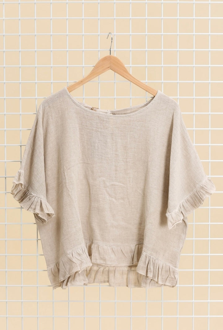 Casual outfit featuring begie Italian linen blouse paired with white trousers – effortless elegance