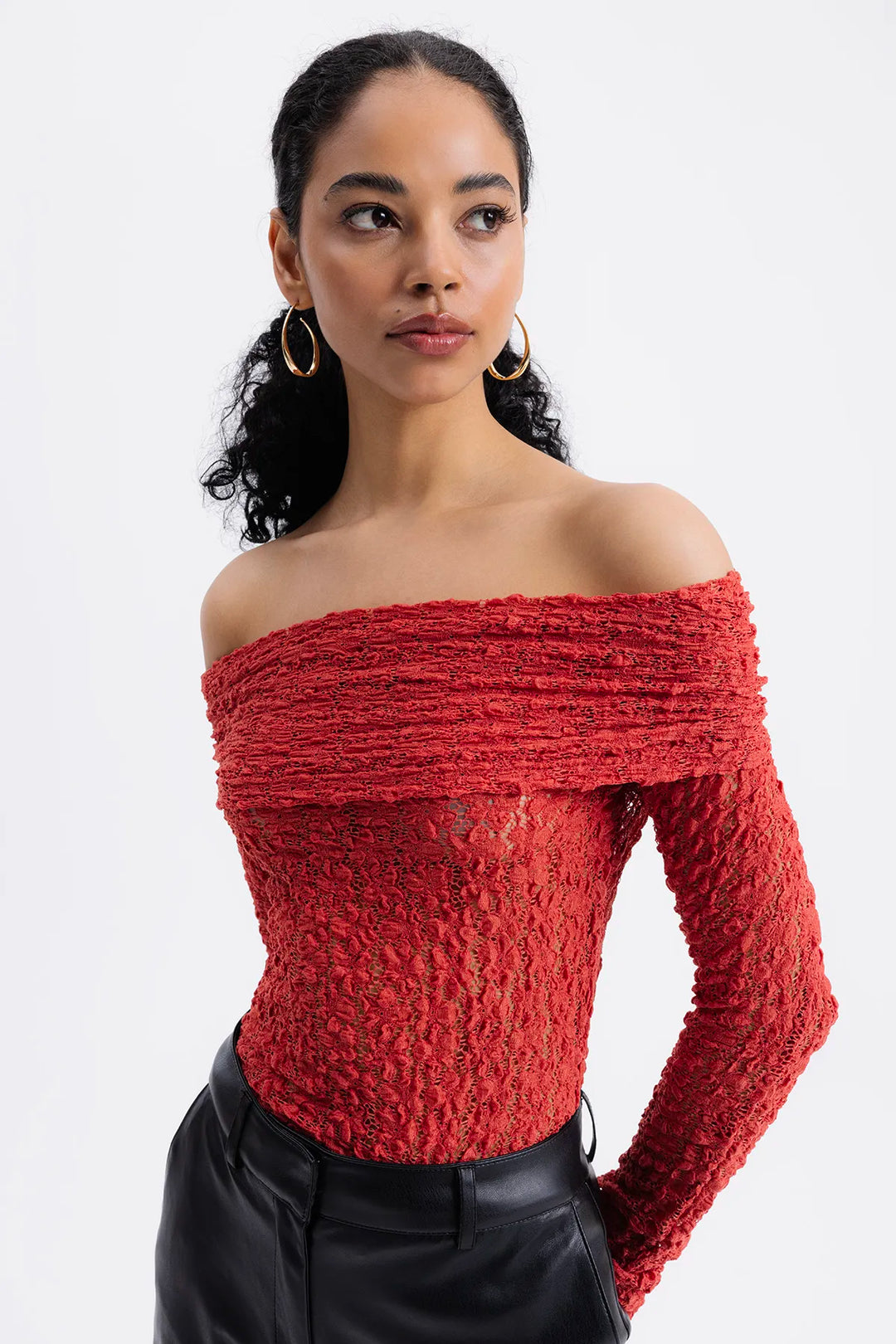 Alessandra Off-Shoulder-Red